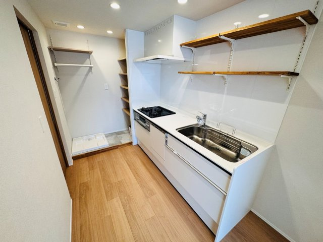 キッチンにはエコと家事時間短縮、一石二鳥の食洗機付。上部には可動棚。