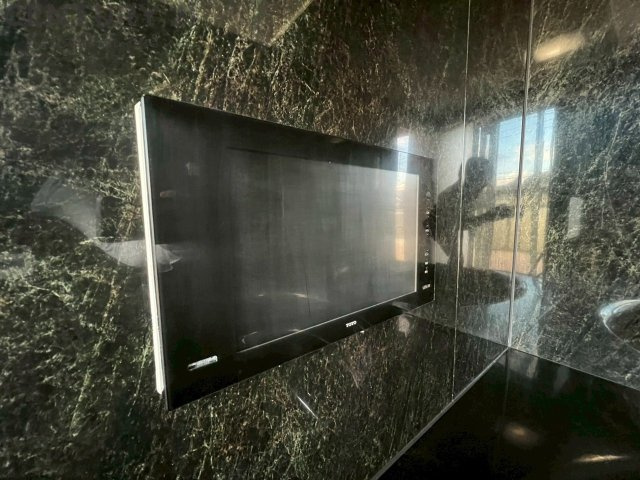 浴室テレビは入浴中にエンターテイメントや情報を楽しむことができ、リラックスしながら過ごす時間を豊かにします。防水機能を備えているため安心して使用できます。忙しい現代人にとって便利で贅沢なアイテムです。