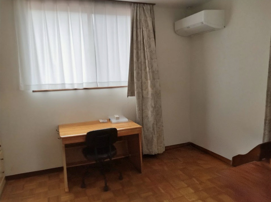 エアコン完備で年中快適に過ごせるお部屋です。明るい光が差し込む窓辺にはデスクがあり、在宅ワークや勉強、趣味のスペ－スに最適です。　　