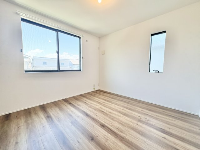 3F寝室　6.1帖　二面採光で開放的♪3階の広々としたお部屋で静かにプライベート時間を過ごせます♪