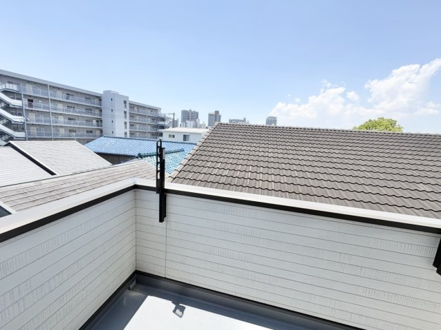 3Fバルコニー　廊下と洋室5.6帖から出られます。