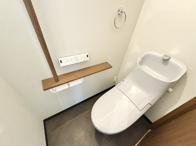 温水洗浄便座で、冬でも暖かい便座で冷え知らず！洗浄機能で衛生的♪（1F＆2Fにございます。）