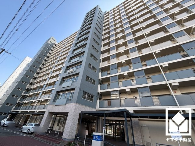 敷地内に駐車場棟を完備（月額4100円～6800円。敷金30000円）。重い荷物や雨の日の移動もスムーズで、快適なカーライフを実現。空き状況等は弊社スタッフまでお気軽にお問い合わせください。