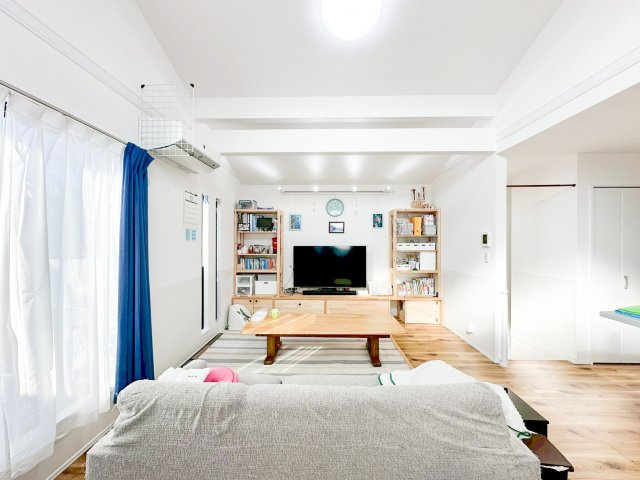 開放感のある2階リビングは日当たりもよく日中は明るい日差しが射し込みます。また、道路からの目線も気になりにくいのでプライバシーも守られやすいですね。ご家族団欒のスペースとして大活躍するＬＤＫです。