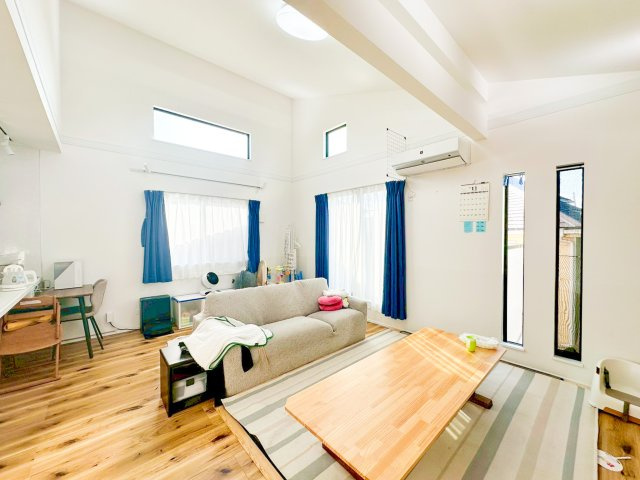 ＬＤＫのメインとなる大きな窓。大きめの開口部から暖かい日差しが長い時間射し込みます。天気の良い日は是非窓を開けて風通しの良さもご体感下さい。明るいＬＤＫがご家族団欒の時を包みます。