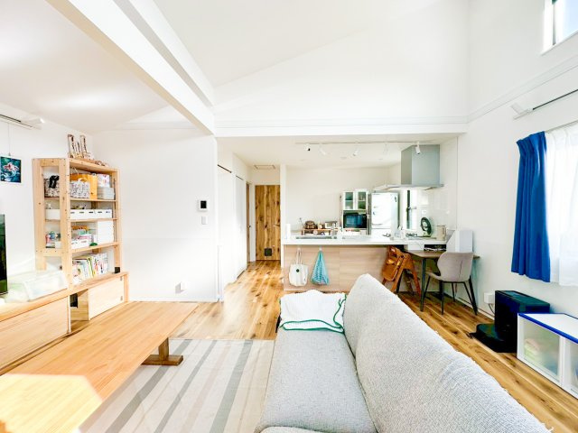 大切なご家族が集まるからこそＬＤＫはこだわりたいですよね！休日はおひさまの光をたっぷりと取りこめるリビングでゆったりと過ごしませんか？子供たちが元気に笑いながら走り回っている姿が目に浮かぶ空間です。