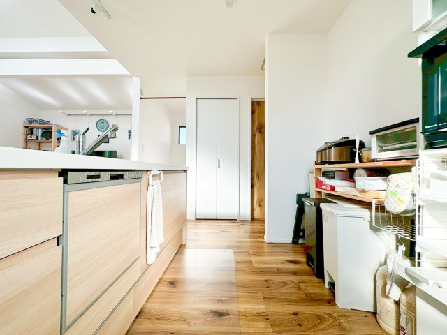 カウンターキッチンはリビングを見渡せるので、お料理番組やドラマを見ながら作業ができます。食事前後の配膳、片づけもカウンター越しのやりとりが便利。ご家族も積極的にお手伝いしてくれる環境が自然と整います。