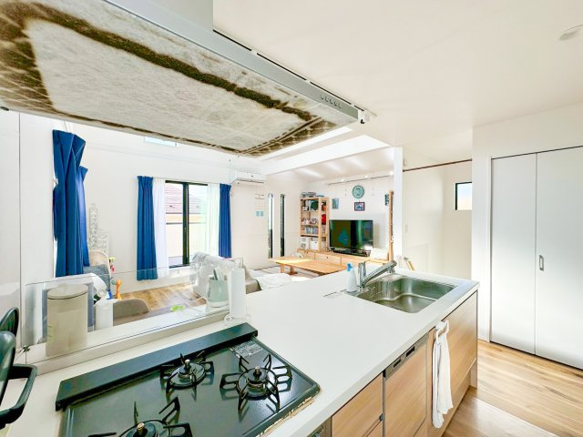 リビングで遊ぶお子様を見守りながらお料理が出来る対面式カウンターキッチンは、料理をしながらでもご家族との会話を楽しめます！大切なご家族をいつも身近に感じられ、毎日のお料理も楽しくなりますね！