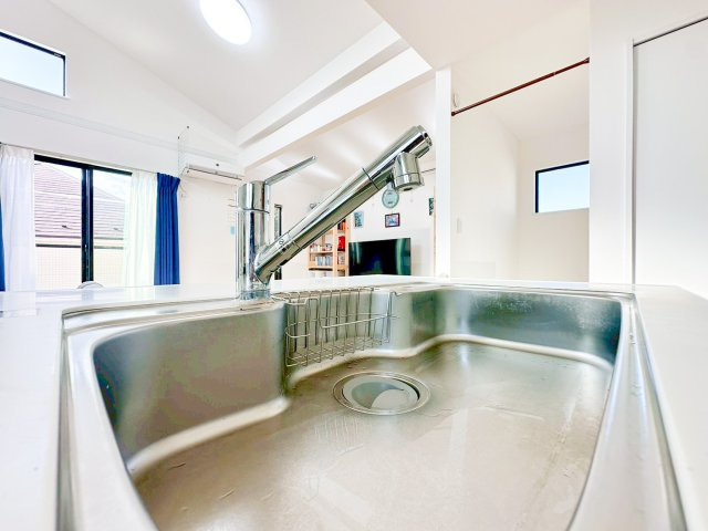 大きくて使いやすいシンクは一度に沢山の洗い物が可能。キッチン自体が広いので、食器用水切り網をおいてもまだまだスペースあり。調味料などをディスプレイし、お洒落なキッチンを演出してみてはいかがでしょうか。