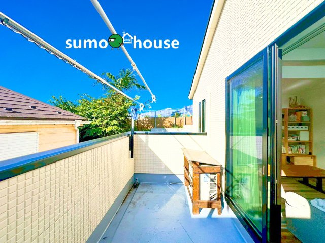 南からの明るい光が差しこむ陽だまりの空間。南に大きく面したバルコニーでお洗濯も干せばあっという間に乾きそうで家事もスムーズにこなせますね！乾いたお洗濯物からは太陽の匂いが感じられる心地よさ。