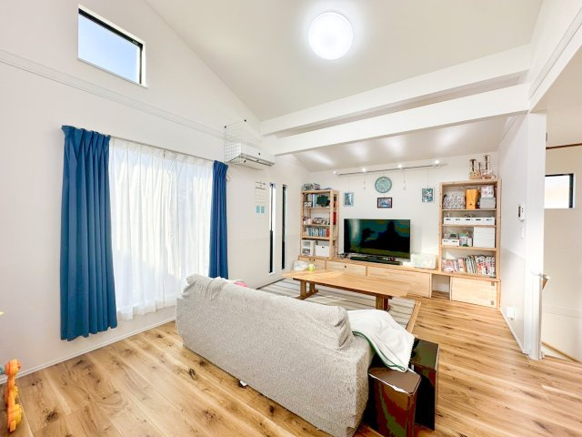 光と空気が舞う、贅沢なひととき。天井高まで伸びる吹き抜けが、LDKにたっぷりの陽光と風を招き入れ、時間の流れまでゆるやかに感じられます。この開放感は、暮らしの質そのものを高める贅沢品です！