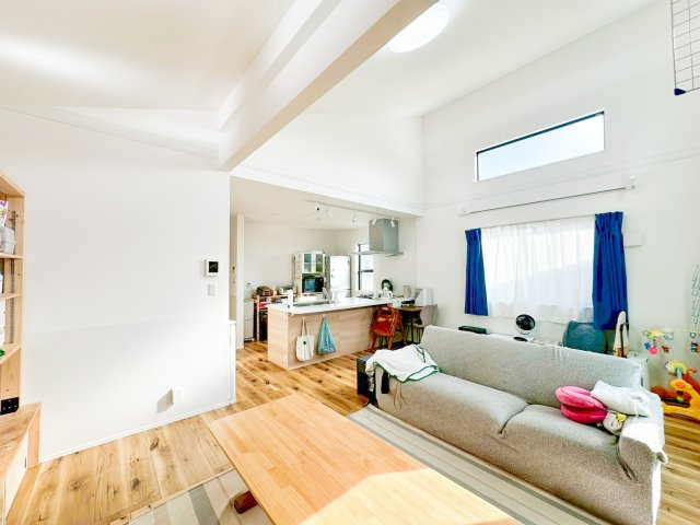 開放感を演出する勾配天井。実際の広さよりも空間の広がりを感じるので、より開放的な気分になります。日当たりや風通しも良く、天井が高いのでシーリングファンがとてもよく似合う、お洒落なＬＤＫを演出できます。