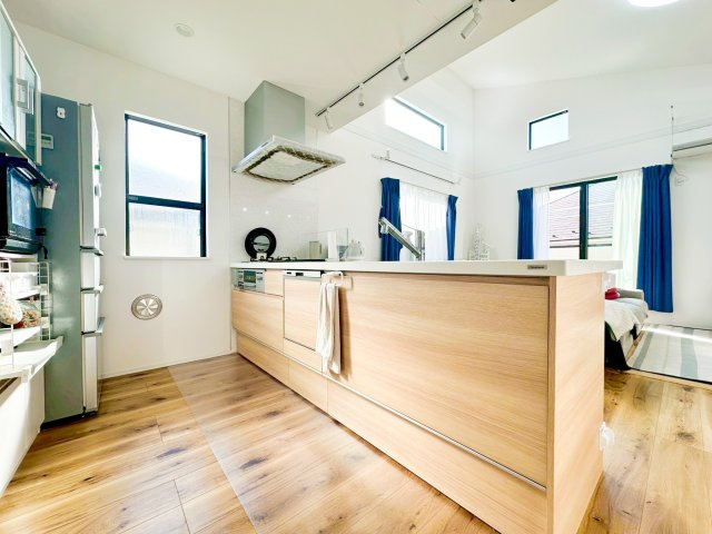 食器洗乾燥機付きで家族の食器もピカピカ。後片付けもラクラクこなせて、環境にもママの手にも優しい設備です。システムキッチン内に納まっているので、お料理の邪魔にもならずスッキリ快適にご利用いただけます。