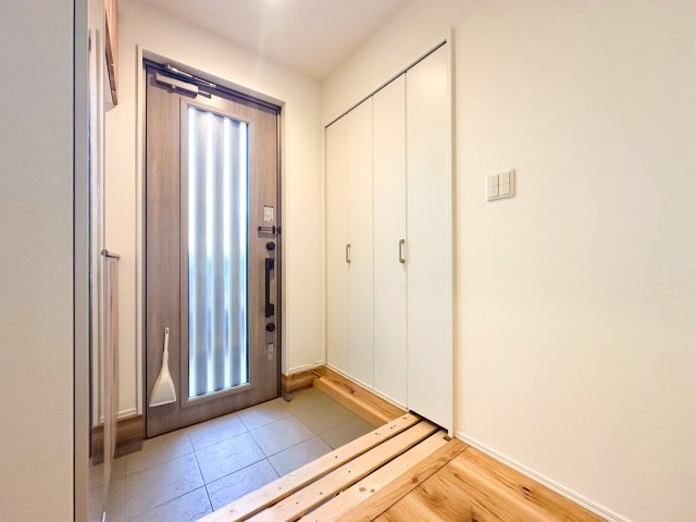 大容量のウォークインシューズクローゼットが嬉しい住まい。ご家族全員の靴はもちろん、お子様のおもちゃやベビーカー、パパのゴルフバック、カー用品などかさ張る物もスッキリまとめておしまい頂けます。