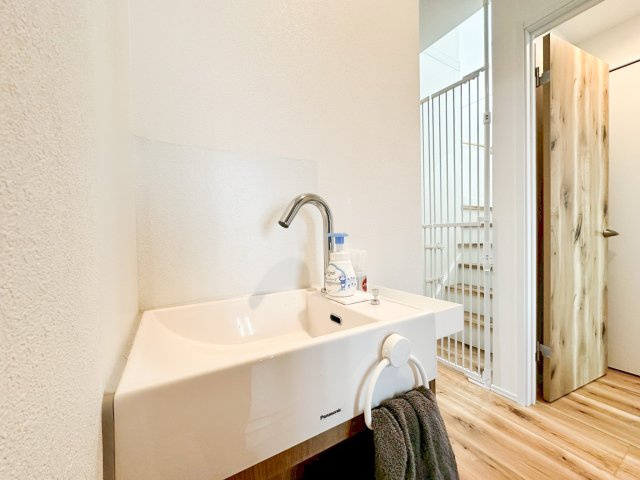 玄関すぐ横に独立洗面台を設置。帰宅後すぐに手洗い・うがいができ、衛生面も安心。来客時にもプライベート空間を通らずに使える、気配り設計です。