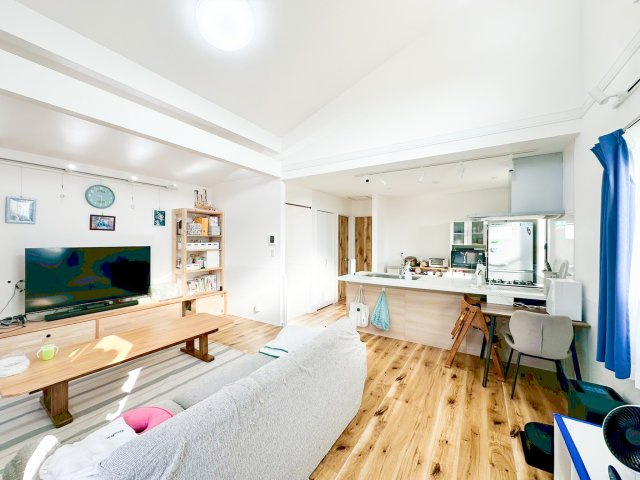 開放感と採光にこだわった18帖の広々ＬＤＫ上部は勾配天井仕様に。現地は開放感に溢れ、空間の広さを感じて頂けます。2階リビングですので外からの目線も気にならずプライベート空間が保たれます。