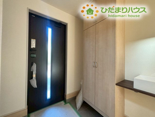 木目調のドアにスリットガラスが入った、明るく開放的な玄関がお出迎えします！大型のシューズボックスも完備されており、家族全員分の靴をしっかり片付けられるため、急な来客時でも慌てる必要がありません♪