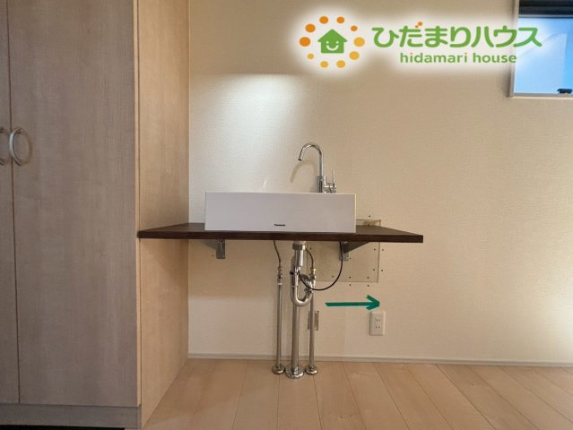 玄関ホール部分には、便利なセカンド手洗いカウンターが設置されています！帰宅時やお客様の訪問の際にも清潔感があるおもてなしが出来るのが嬉しいですね♪お掃除もしやすシンプルなデザインです♪
