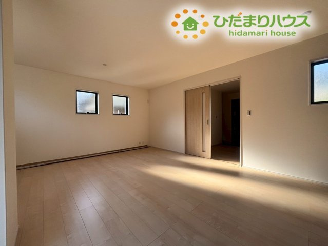 横長に広がるリビングスペースは、家具のレイアウトがしやすい間取りです！大きな窓からは心地よい風が通り抜け、家族全員が自然と集まってリラックスできるような、温かみのある団らんの場になりそうですね♪