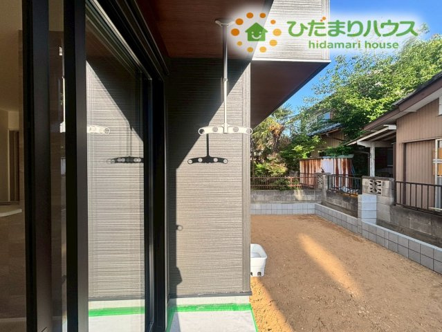 リビングから屋外へ繋がるスペースは、ガーデニングや洗濯物を干す際などの家事動線として非常に優秀です！屋外スペースはしっかりとした幅があり、駐輪スペースや、物置を置く場所としても活用できます♪