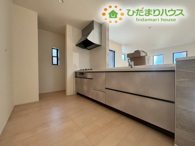 シンプル＆シックなデザインで機能的なシステムキッチンです！広々としたシンクと調理スペースで、お子様と一緒に夕飯の準備を楽しむことができます。収納力も高く、調理器具や食器もスッキリ収まります♪
