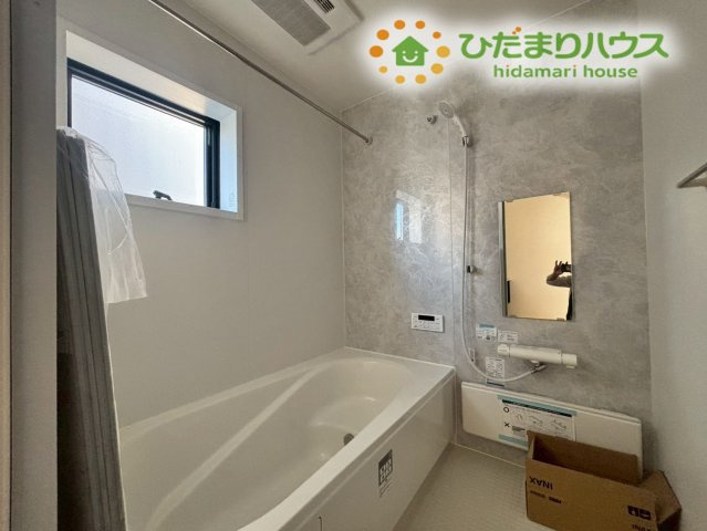 広さがある、ゆったりとしたバスタイムを楽しめるお風呂です！換気乾燥機付きなので、雨の日の洗濯物干し場としても大活躍します。足が伸ばせる浴槽で、一日の疲れをじっくり癒やしてくださいね♪