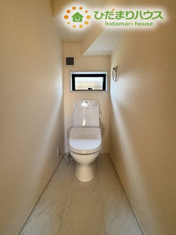 清潔感のあるホワイトを基調とした、温水洗浄便座付きのトイレです！小窓がついているため、こまめに換気ができて常にクリーンな状態を保てます。手洗い場も近く、使い勝手の良さを追求した設計になっています♪