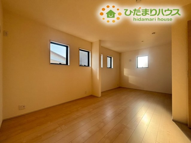 こちらの洋室は、なんと10帖という圧倒的な広さを誇ります！主寝室として大きなサイズのベッドを置いても、まだまだスペースに余裕があります。将来的にご家族のライフスタイルの変化にも対応可能です♪