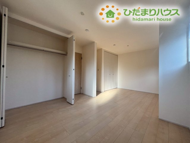 南向きの窓からたっぷりと光が差し込む、明るい2階のお部屋です！天井が高く開放感があるため、圧迫感を感じることなく過ごせます。お子様の勉強部屋にすれば、明るい環境で集中力もアップしそうですね♪