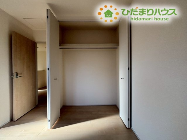 お部屋の壁一面を活用した、ワイドなクローゼットを完備しています！ハンガーパイプが付いているので、コートやワンピースもシワにならずに収納可能。季節ごとの衣替えも、これだけの広さがあればスムーズです♪