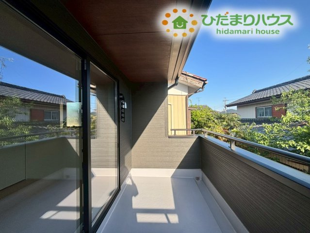 奥行きと幅をしっかり確保した、南向きのワイドバルコニーです！お布団や家族全員分の洗濯物を一度にたくさん干すことができます。日当たりが良いので、プランターでハーブや野菜を育てるのも楽しそうですね♪