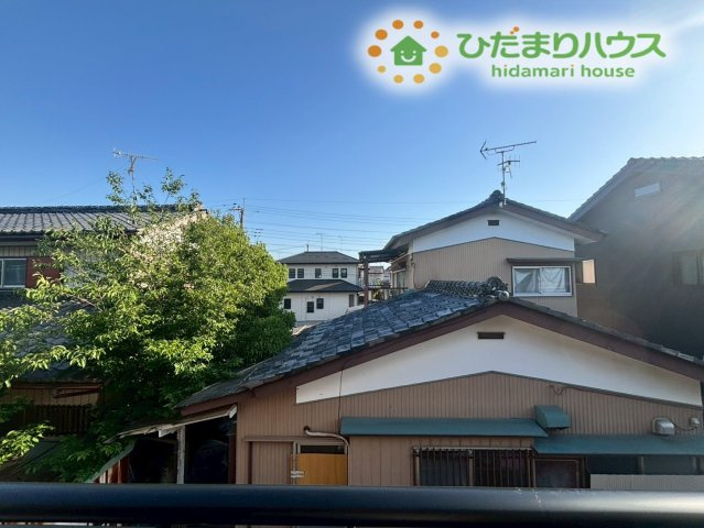 バルコニーからは、視界を遮る高い建物が少ない開放的な景色が広がります！青い空を仰ぎながら、心地よい風を感じてリフレッシュできる特別な場所です♪閑静な住宅街を一望でき、穏やかな時間を満喫できますね。