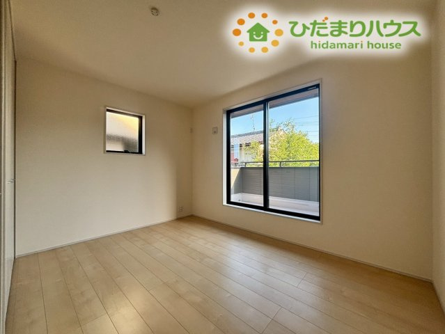 白を基調とした明るい洋室は、お子様のお部屋にぴったりです！大きなクローゼットが完備されているので、散らかりがちなおもちゃや学校の道具もスッキリお片付けできて、お部屋を広くのびのび使っていただけます♪