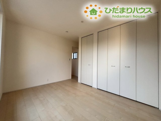 壁一面に広がる大容量のクローゼットです！中身が見やすく、衣類をハンガーにかけたまま並べられるので、毎朝のコーディネートも楽しくスムーズに決まります。季節物の大きな荷物もしっかり収まる頼もしい広さです♪