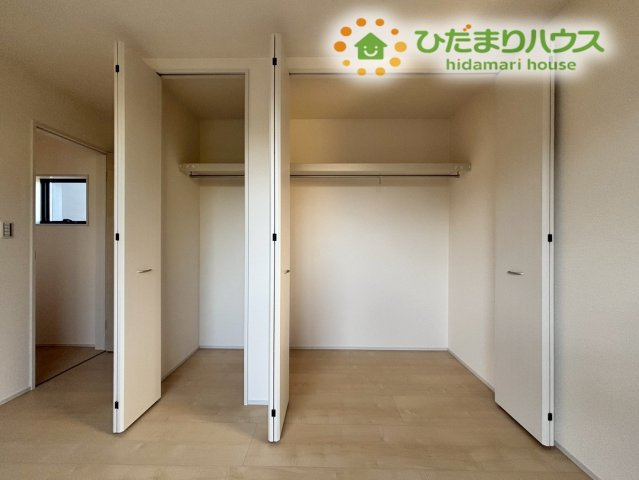 壁一面に設置されたワイドなクローゼットです！家族全員の衣類はもちろん、季節物の家電や大きな荷物もスッキリ収まります♪中身が見やすく整理整頓もしやすいので、毎朝の身支度が驚くほどスムーズになりますよ！