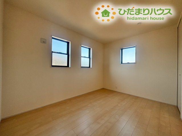 二面採光で心地よい光と風が通り抜ける、開放感たっぷりのお部屋です！9帖以上のゆとりがあるため、ベッドだけでなく学習机や本棚を置いてもスペースに余裕があり、お子様が成長しても長く快適に過ごせますよ♪