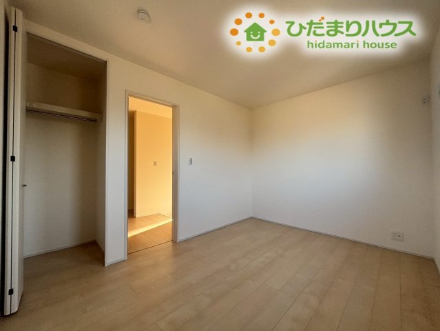 木のぬくもりを感じるナチュラルなフローリングが、落ち着いた雰囲気を演出します。扉を開ければ廊下へと繋がり、家族の気配を感じつつも自分だけの時間を大切にできる、心地よいプライベート空間になっていますね♪