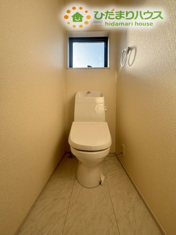 小窓から自然光が差し込む、明るく清潔感のあるトイレ空間です！換気がしやすく空気がこもらないので、いつでも気持ちよくお使いいただけます。温水洗浄便座付きで、毎日のお手入れも楽々なのが嬉しいポイントです♪