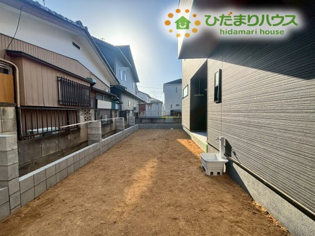 建物の横には奥行きのあるスペースが広がっています！ガーデニングを楽しんだり、夏場にはお子様と一緒にビニールプールを出して水遊びを満喫したりと、屋外ならではの楽しみ方がどんどん広がる空間ですね♪