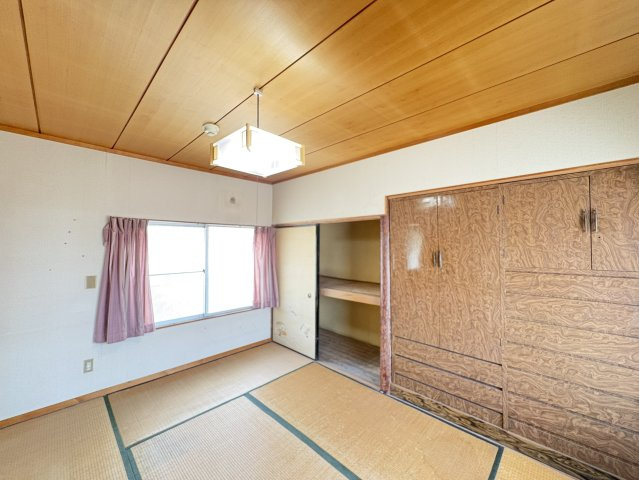 押入と造り付け収納を備えた和室は、布団や衣類、季節用品などをすっきり収納できる使い勝手の良い空間です。和の落ち着いた雰囲気を残しながらも、家具の配置がしやすい間取りで、多目的に活用可能。