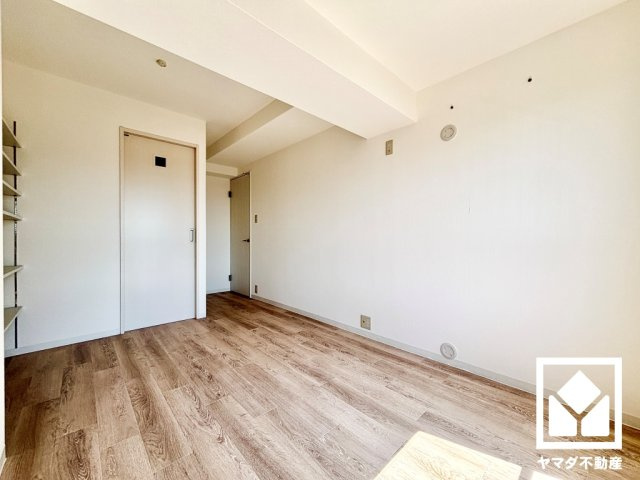 約8帖の洋室です。ウォークインクローゼットも付いており、整理整頓がしやすいお部屋です。