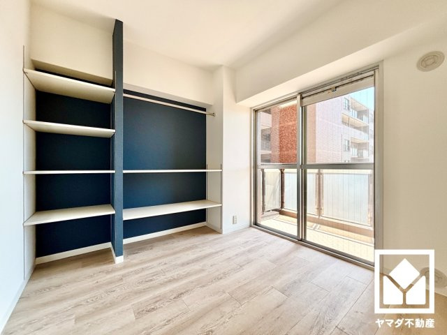 約4帖の洋室です。バルコニーにつながるお部屋で、通風・陽当たり良好。