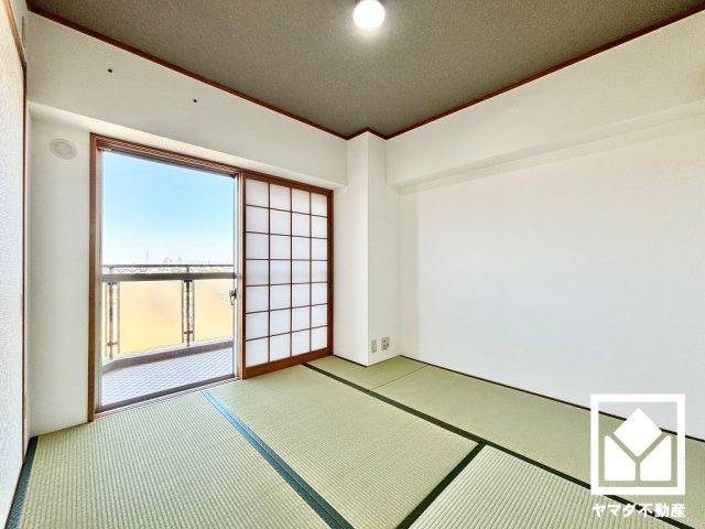 約4.5帖の和室です。陽光がたっぷり差し込む洗練された和の空間。温かみのある畳のスッキリとしたデザインが、暮らしを心地よく彩ります。