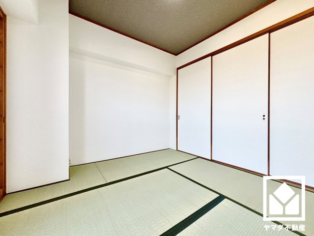 約4.5帖の和室です。リビングに隣接しており、一体利用も可能です。子どもの遊び場、お昼寝スペース、家族のくつろぎ空間にも。和室があると、暮らしの幅がぐんと広がる。