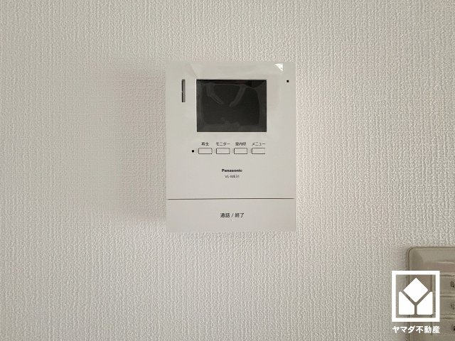 突然の来訪時にも防犯面で心強いモニター付きインターホンを設置。お留守番中のお子様も、室内からスムーズに相手の確認ができます。