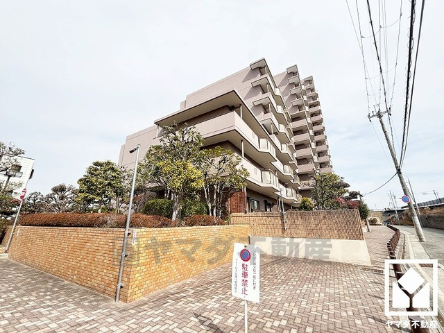 敷地内は木々が多く植えられていて、四季の移り変わりが感じられる緑豊かな景観です。