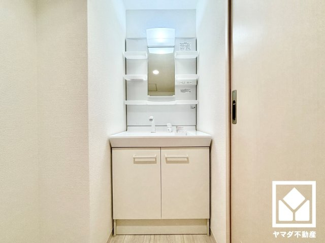 収納付きでスッキリお使い頂ける洗面台です。洗面ボウルが広めなので、忙しい朝でも身支度がしやすく時短になります。