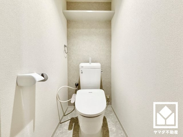 明るく清潔感溢れるトイレです。温水洗浄便座付きで、季節を問わずいつでも温かい便座をお使いいただけます。