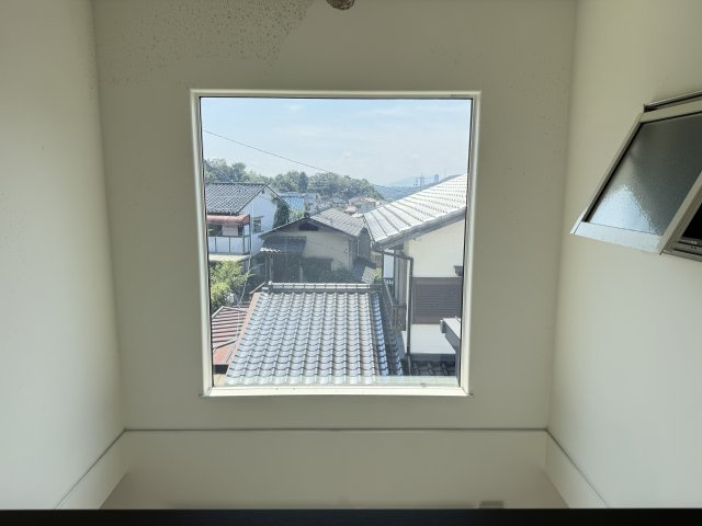 階段途中に設けられた大きなFIX窓は、外光をたっぷり取り込み、住まい全体を明るく演出します。開放感のある眺望も楽しめ、日常に心地よさをプラス。風通し用の小窓も併設されており、採光と換気の両立を実現。