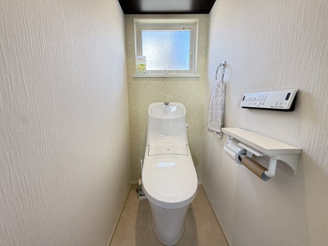 清潔感のあるホワイトを基調としたトイレはスリムでスタイリッシュなデザインが特徴です。小窓から自然光を取り込み換気もしやすく快適な空間を維持できます。ウォシュレット付きの機能的な設備で、毎日の使用も安心